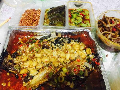 外卖爆料烤鱼怎么做的视频,烤鱼制作全过程大公开  第2张